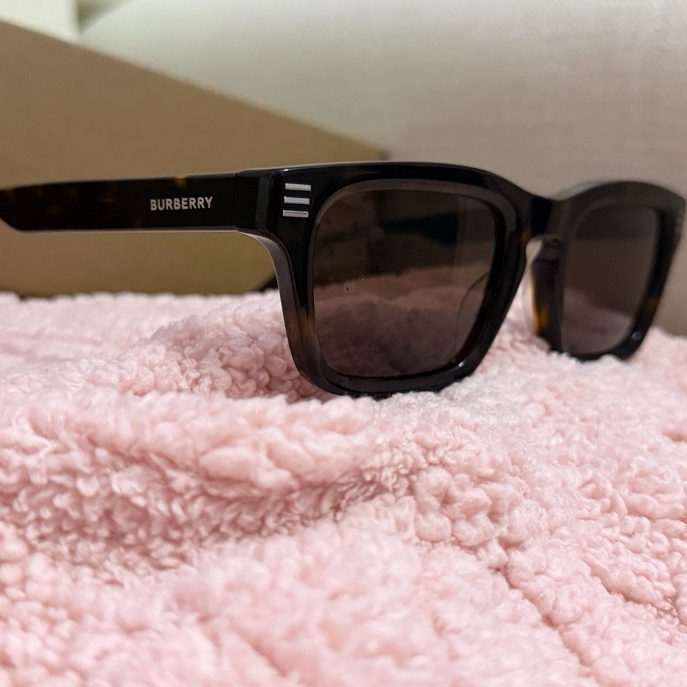 New Burberry Tortoiseshell Rectangular Sunglasses… - image 7